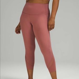 LIKE NEW LULULEMON WUNDER UNDER HIGH RISE CROP 23” SCALLOPED HEM PINK SPICEDCHAI